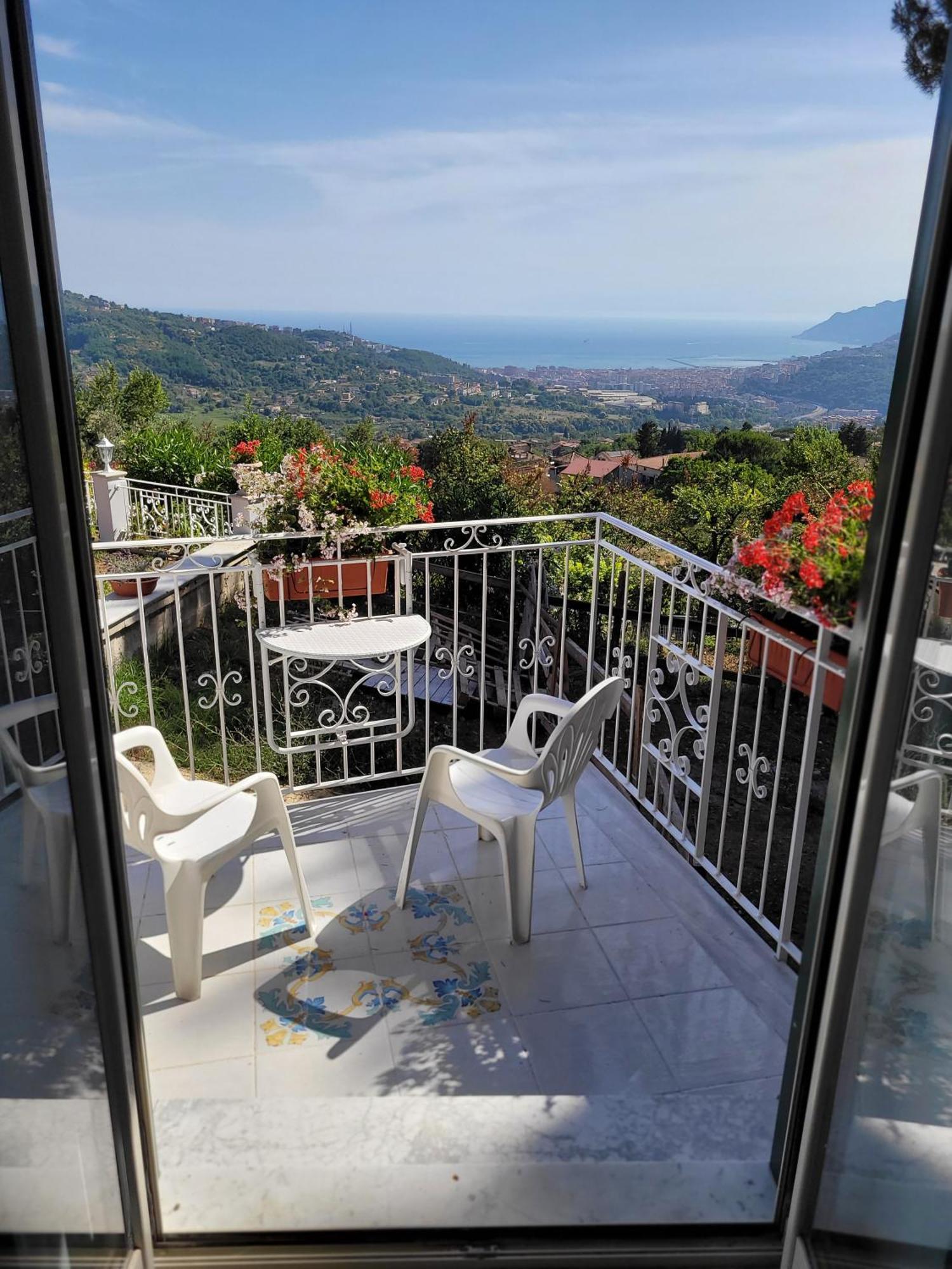 Camera Matrimoniale Deluxe con Balcone e Vista Mare